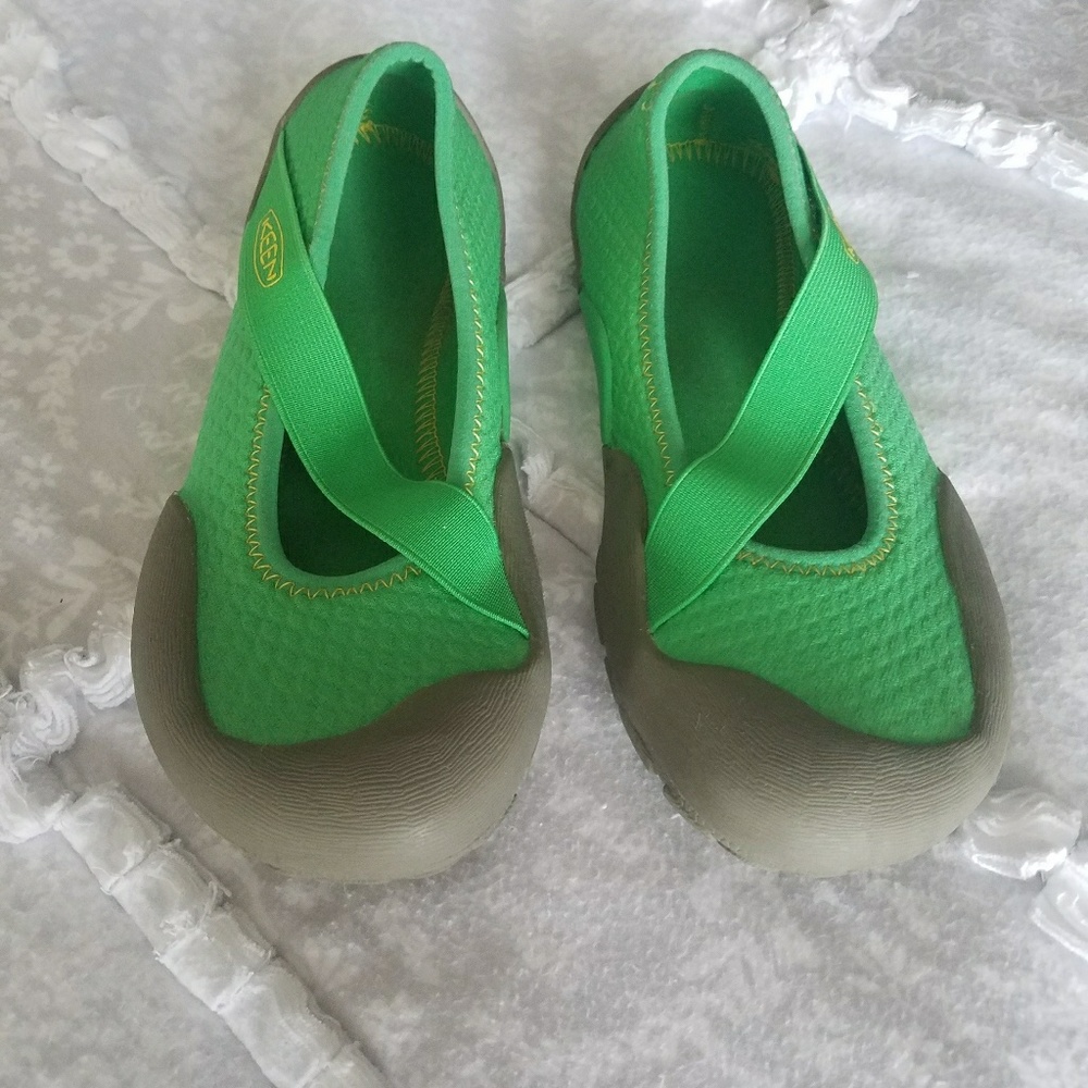 Kelly green KEENS.